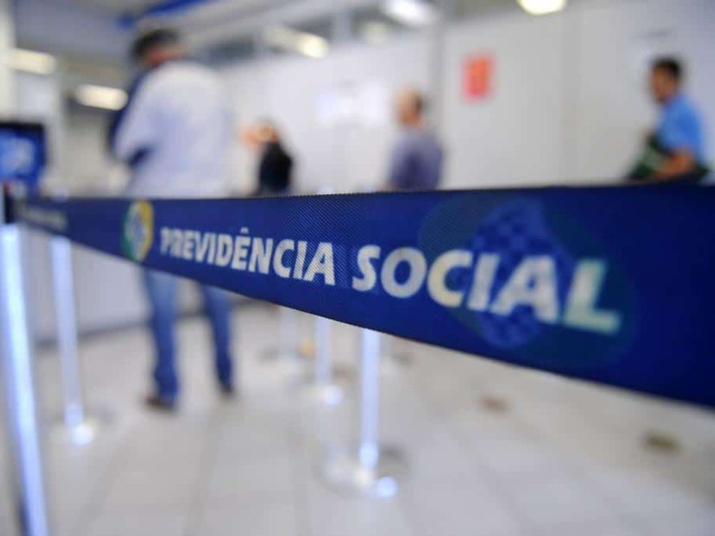Aposentados do INSS que ganham mais que o mínimo começam a receber 13º