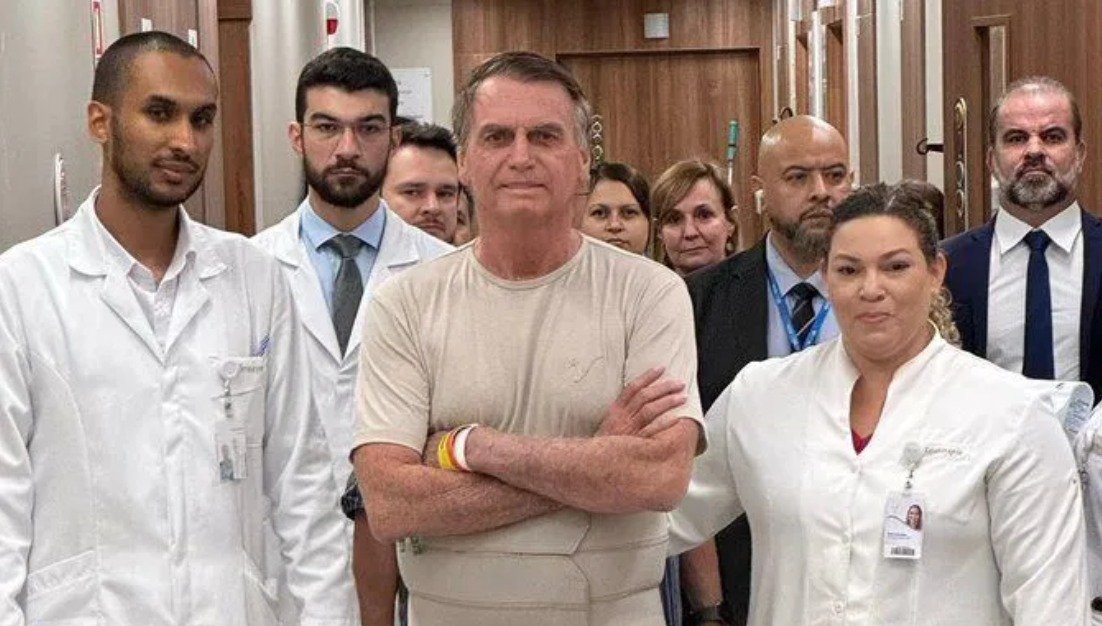 Bolsonaro recebe alta e deixa o hospital após 21 dias internado