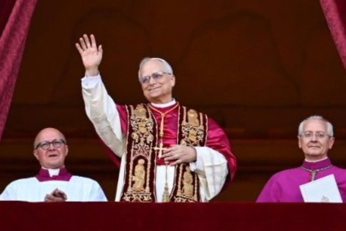 “Que a paz esteja com todos”, diz Leão XIV em primeiras palavras como papa