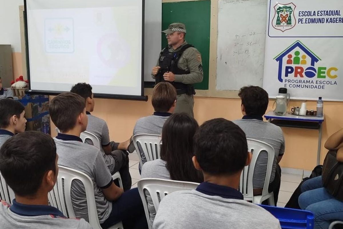 Ação conjunta da Patrulha Maria da Penha e DEAM orienta jovens sobre prevenção à violência em escola de Caicó