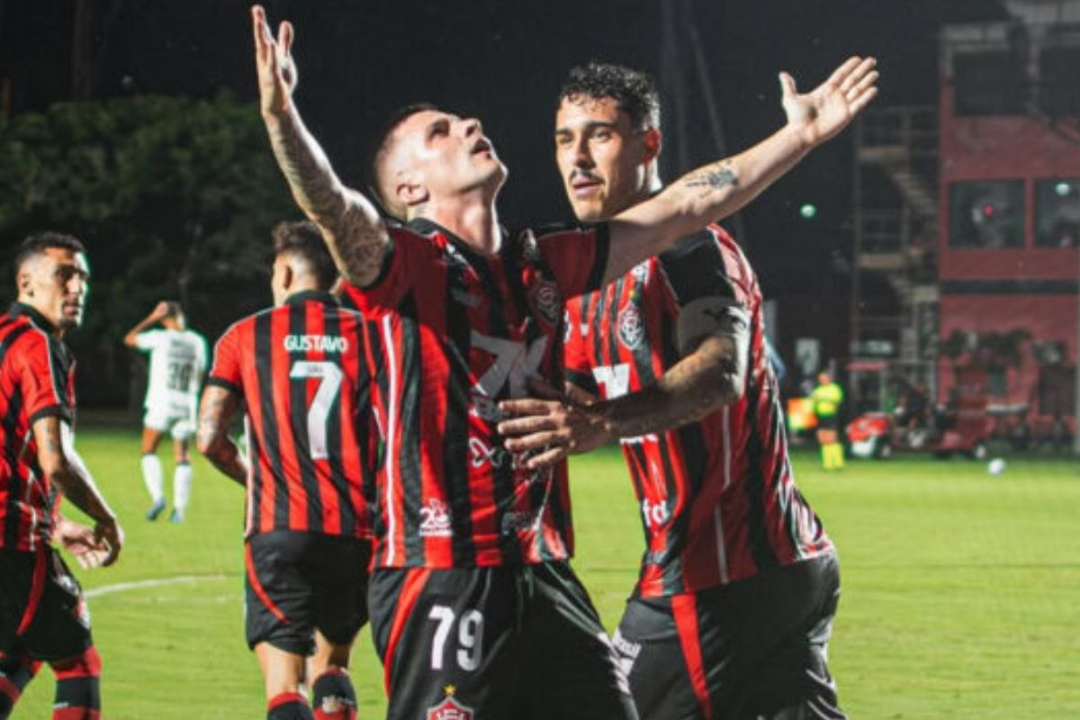 Vitória vira sobre o Vasco e respira no Brasileirão
