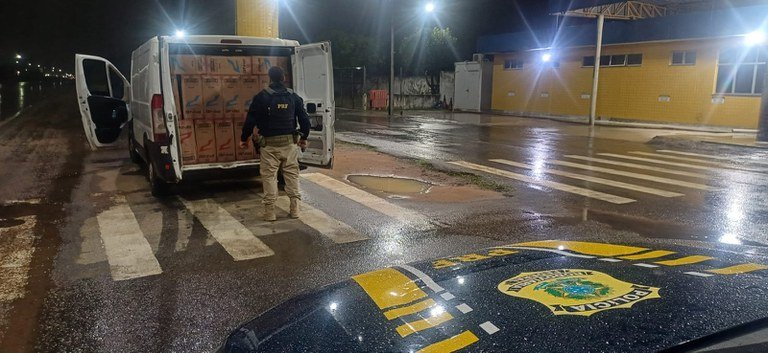 Abordado por PRFs, motorista abandona van em movimento com 109 mil maços de cigarros e foge para mata na Grande Natal